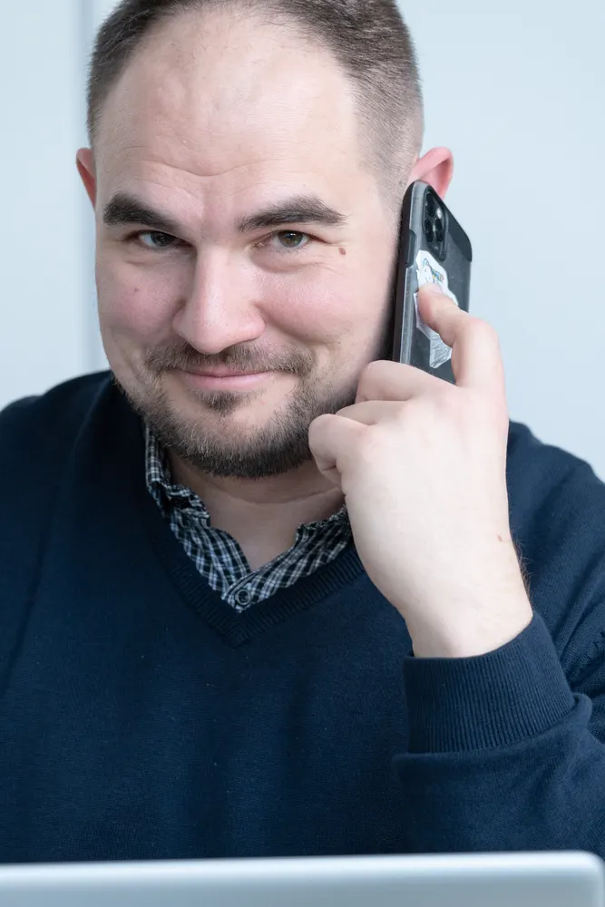 Roman Sereinig on the phone.